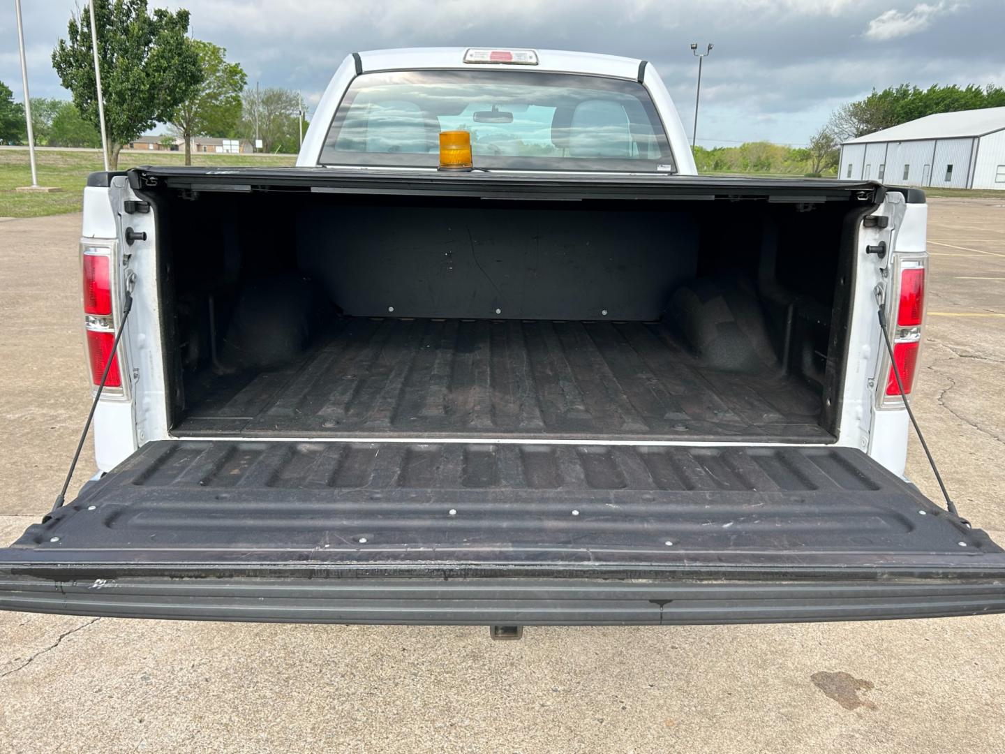 2014 White /Gray Ford F-150 XL SuperCab 6.5-ft. Bed 2WD (1FTEX1CM8EK) with an 3.7L V6 DOHC 24V engine, 6-Speed Automatic transmission, located at 17760 Hwy 62, Morris, OK, 74445, (918) 733-4887, 35.609104, -95.877060 - Photo#19